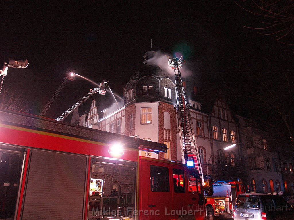 Feuer 3 Dachstuhlbrand Koeln Muelheim Gluecksburgstr P137.JPG